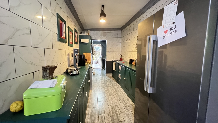 5 Bedroom Property for Sale in Eike Park Gauteng