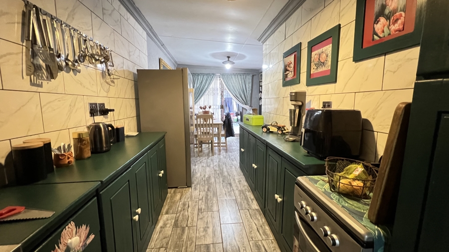 5 Bedroom Property for Sale in Eike Park Gauteng