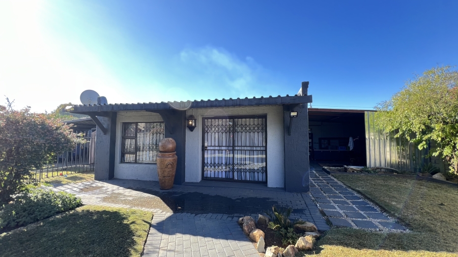 5 Bedroom Property for Sale in Eike Park Gauteng