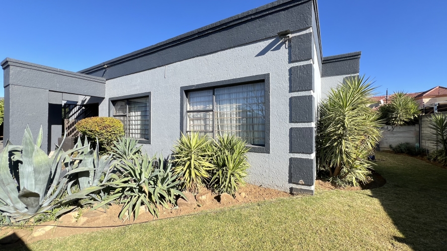 5 Bedroom Property for Sale in Eike Park Gauteng