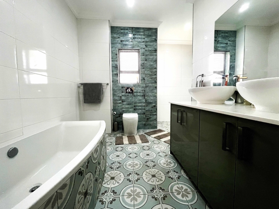 5 Bedroom Property for Sale in Blue Valley Golf Estate Gauteng