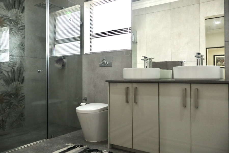 5 Bedroom Property for Sale in Blue Valley Golf Estate Gauteng
