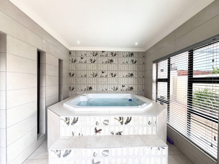 5 Bedroom Property for Sale in Blue Valley Golf Estate Gauteng