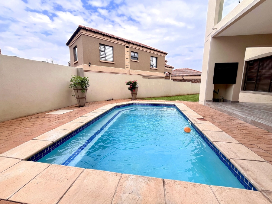 5 Bedroom Property for Sale in Blue Valley Golf Estate Gauteng