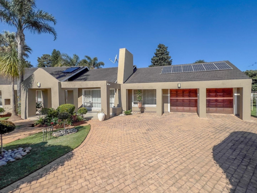 6 Bedroom Property for Sale in Glen Marais Gauteng