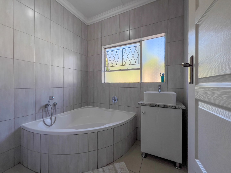 6 Bedroom Property for Sale in Glen Marais Gauteng