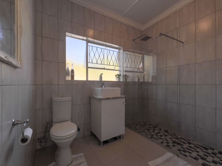 6 Bedroom Property for Sale in Glen Marais Gauteng