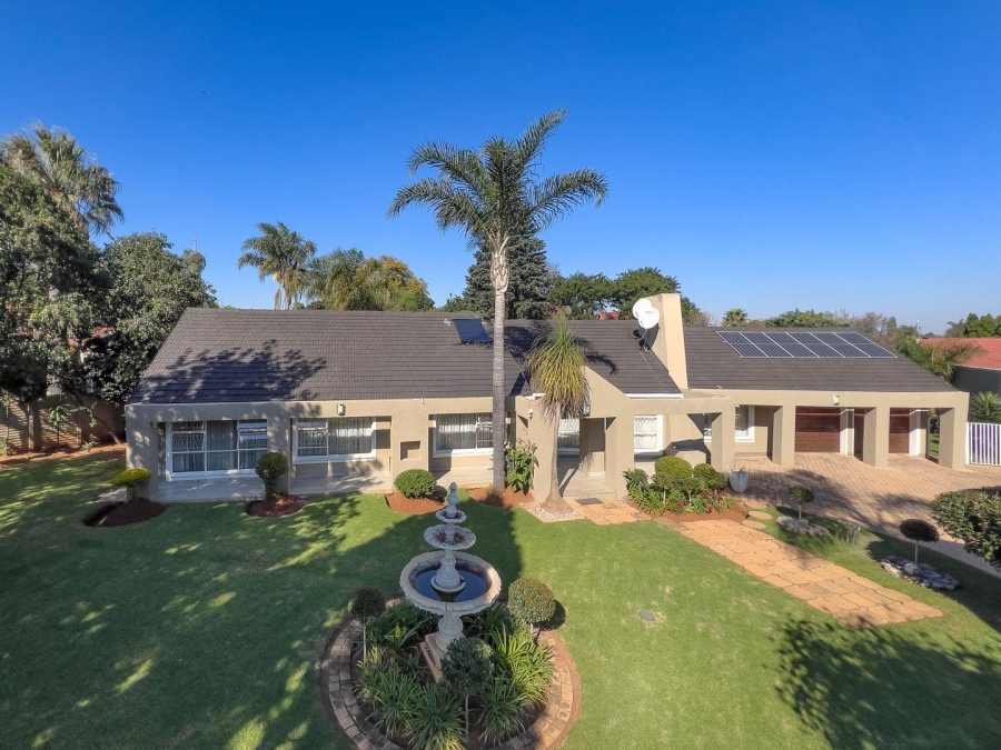 6 Bedroom Property for Sale in Glen Marais Gauteng