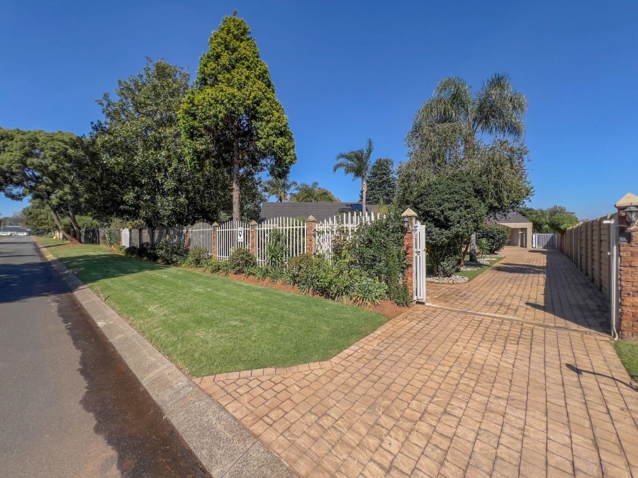 6 Bedroom Property for Sale in Glen Marais Gauteng