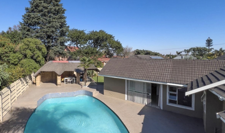 6 Bedroom Property for Sale in Glen Marais Gauteng