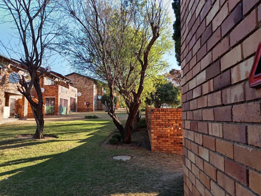 2 Bedroom Property for Sale in Buccleuch Gauteng