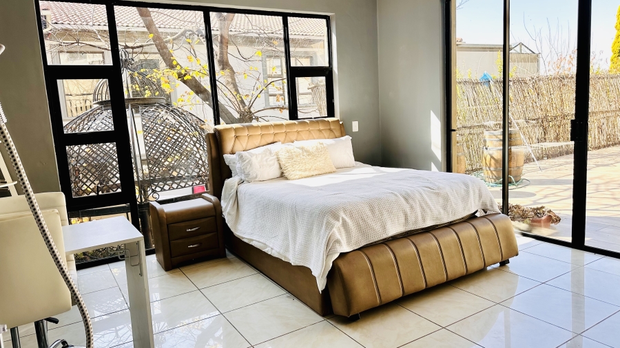 5 Bedroom Property for Sale in Blue Valley Golf Estate Gauteng