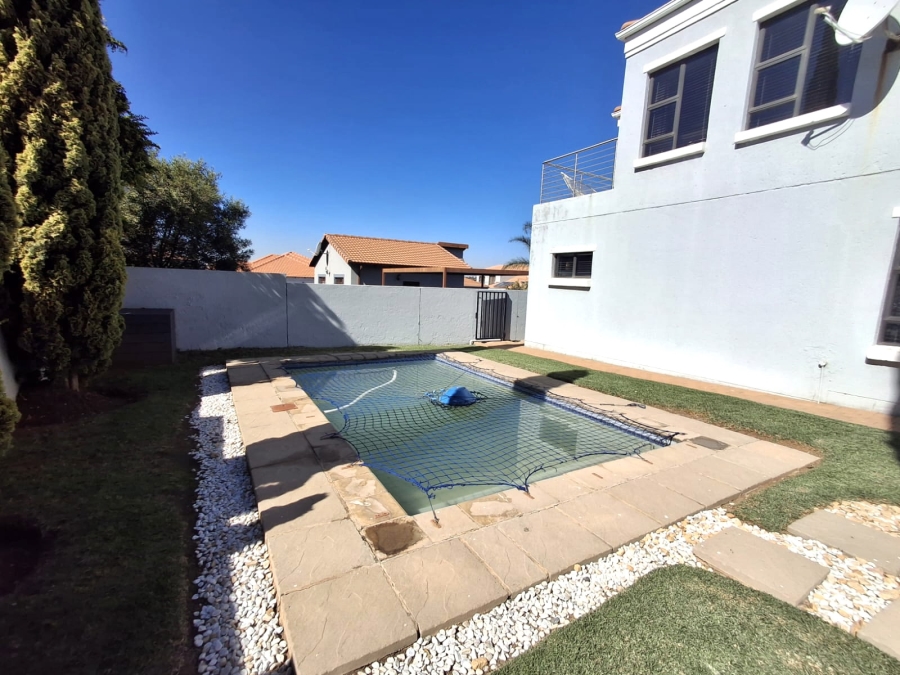 To Let 4 Bedroom Property for Rent in Blue Hills Gauteng