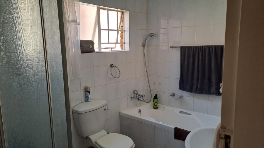 1 Bedroom Property for Sale in Helderkruin Gauteng
