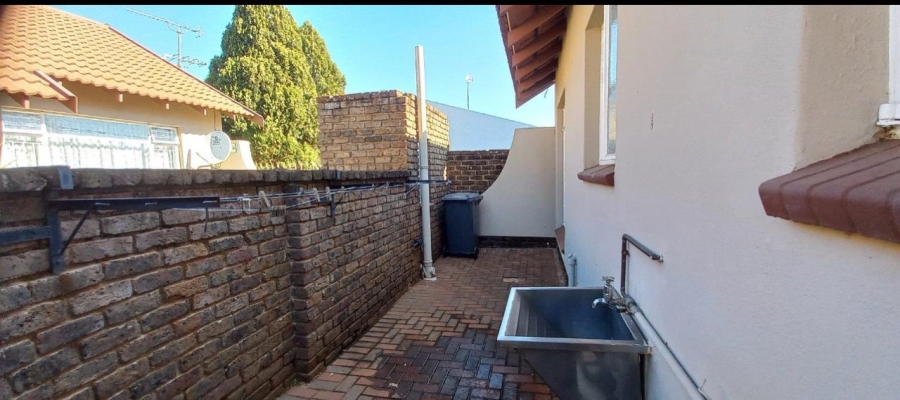 2 Bedroom Property for Sale in Vooruitsig Gauteng