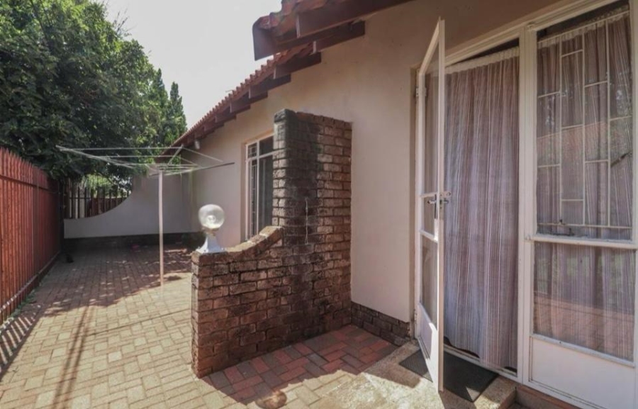 2 Bedroom Property for Sale in Vooruitsig Gauteng