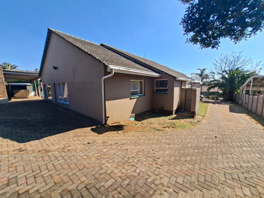 6 Bedroom Property for Sale in Rant En Dal Gauteng