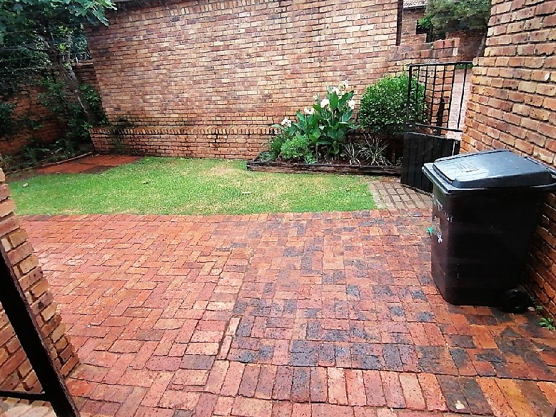 To Let 2 Bedroom Property for Rent in Die Hoewes Gauteng