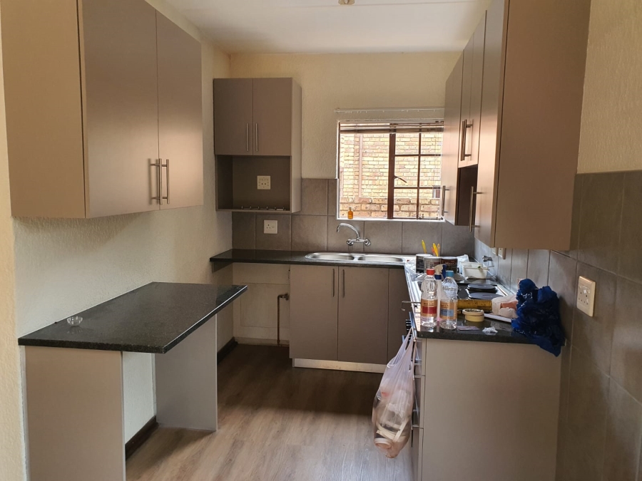 To Let 2 Bedroom Property for Rent in Die Hoewes Gauteng