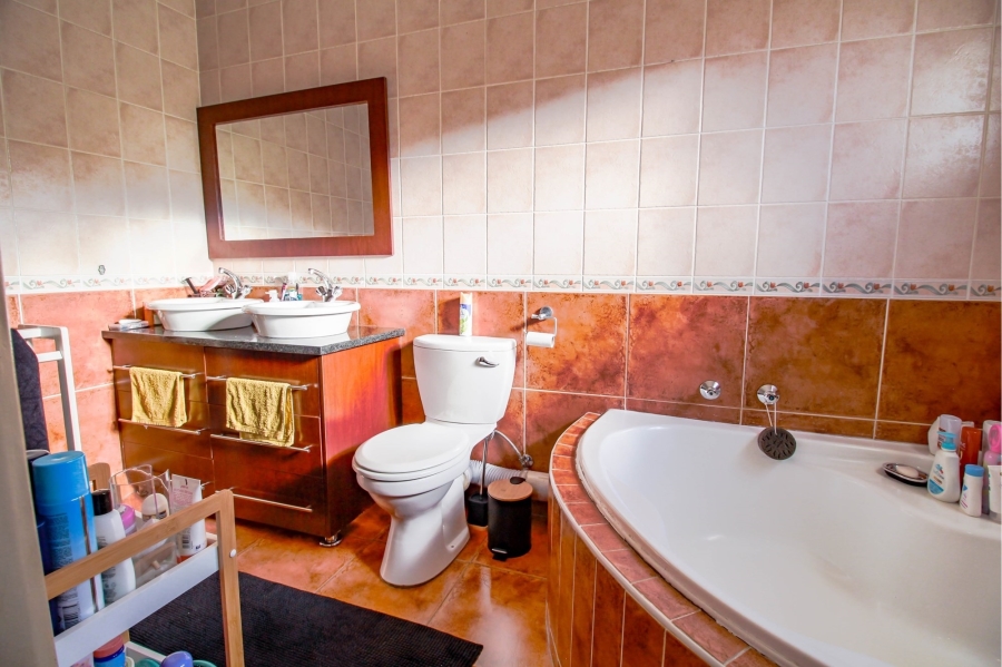 To Let 3 Bedroom Property for Rent in Amberfield Heights Gauteng