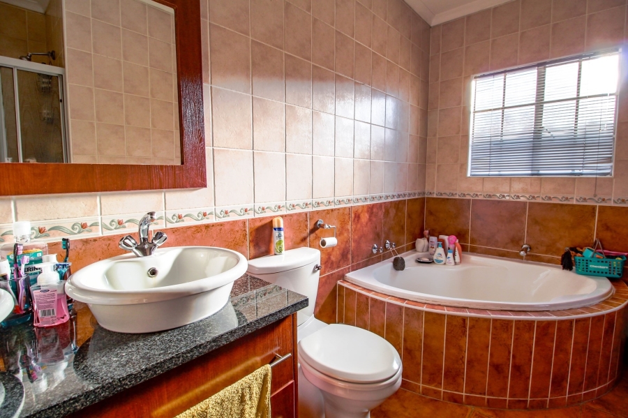 To Let 3 Bedroom Property for Rent in Amberfield Heights Gauteng