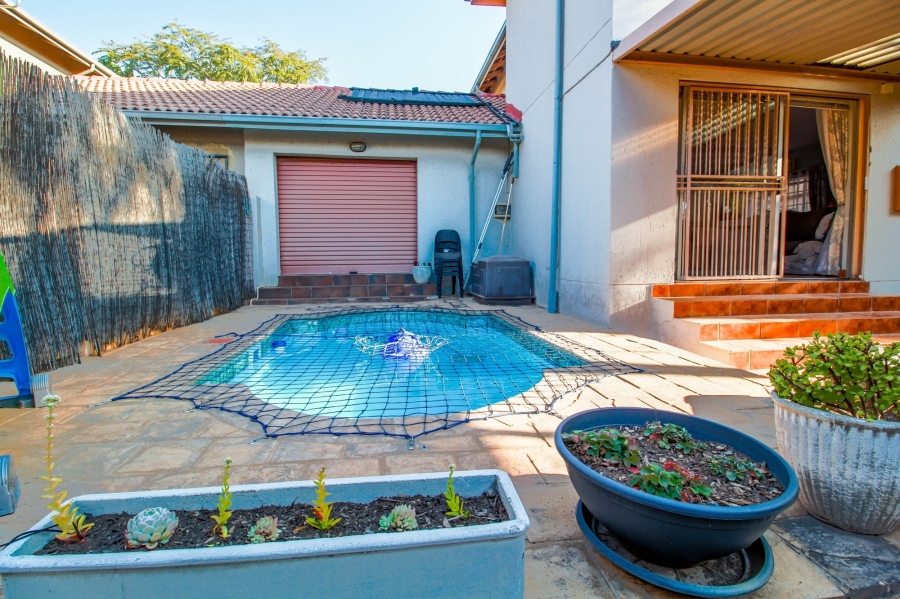 To Let 3 Bedroom Property for Rent in Amberfield Heights Gauteng
