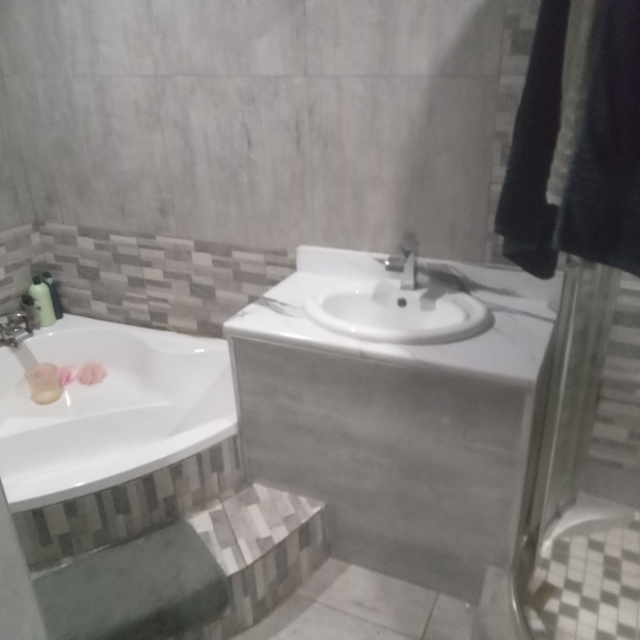 4 Bedroom Property for Sale in Rothdene Gauteng