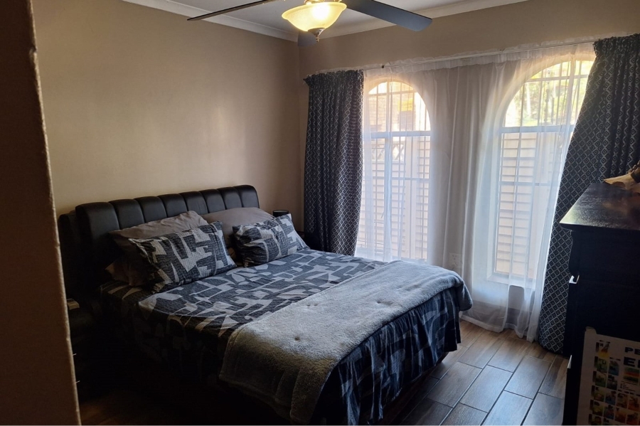5 Bedroom Property for Sale in Rooihuiskraal Gauteng