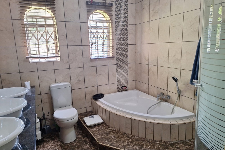 5 Bedroom Property for Sale in Rooihuiskraal Gauteng