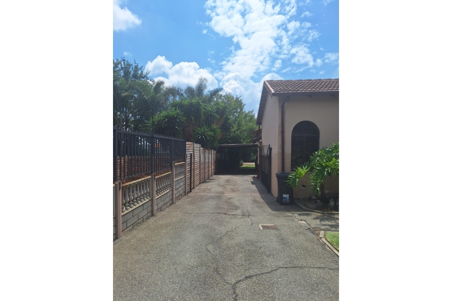 5 Bedroom Property for Sale in Rooihuiskraal Gauteng