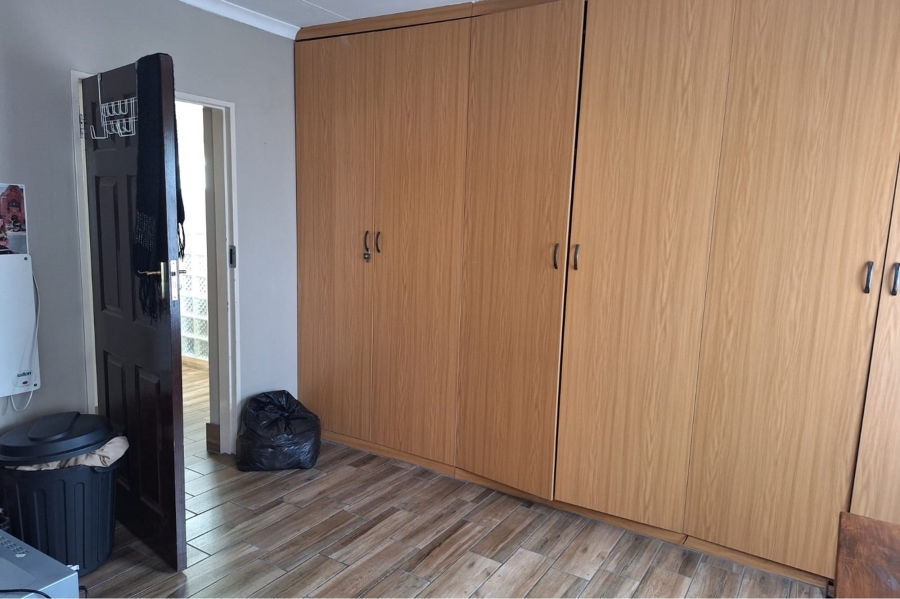 5 Bedroom Property for Sale in Rooihuiskraal Gauteng