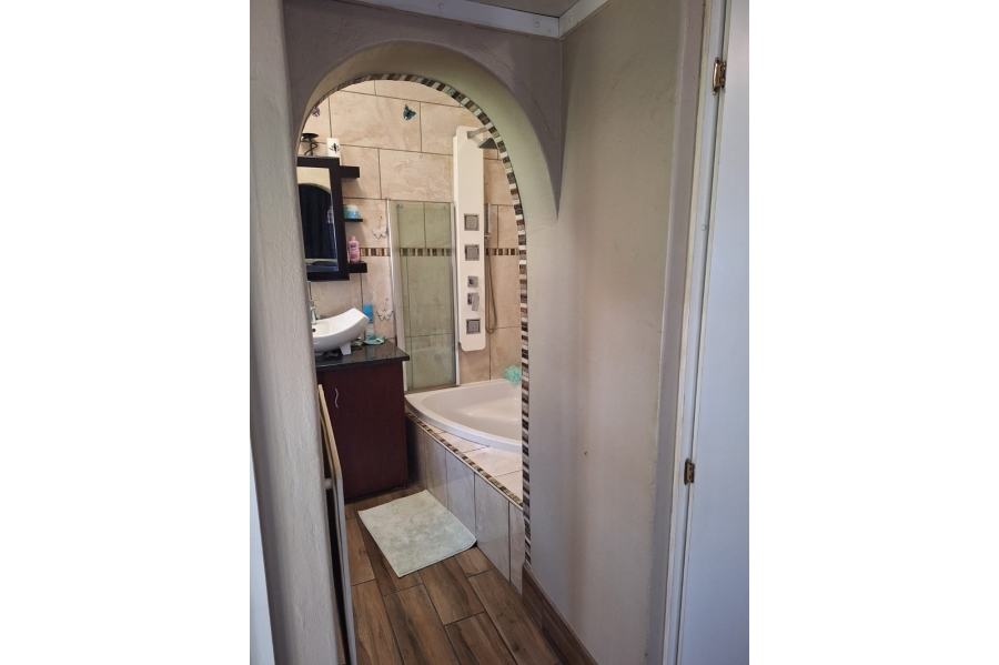 5 Bedroom Property for Sale in Rooihuiskraal Gauteng