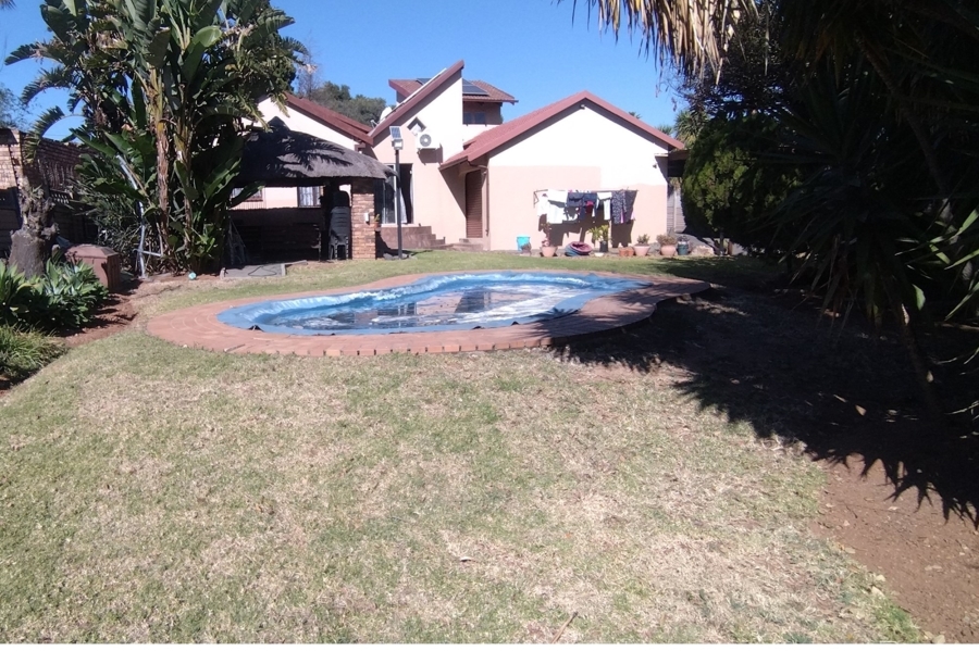 5 Bedroom Property for Sale in Rooihuiskraal Gauteng