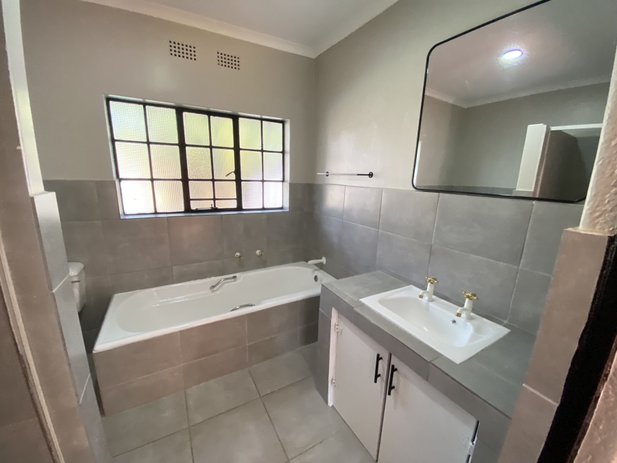 6 Bedroom Property for Sale in Freeway Park Gauteng