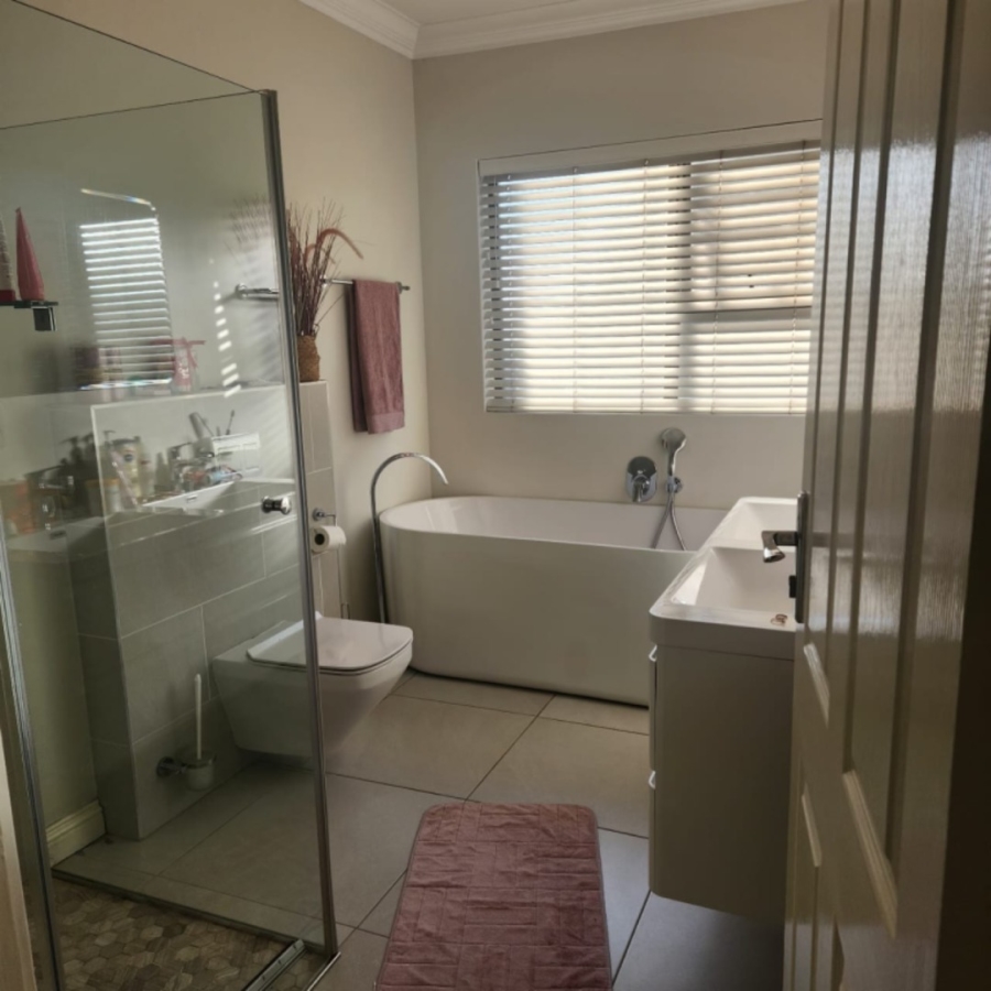 5 Bedroom Property for Sale in Brentwood Park Gauteng