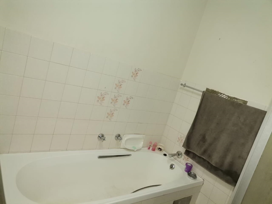 To Let 1 Bedroom Property for Rent in Kloofendal Gauteng