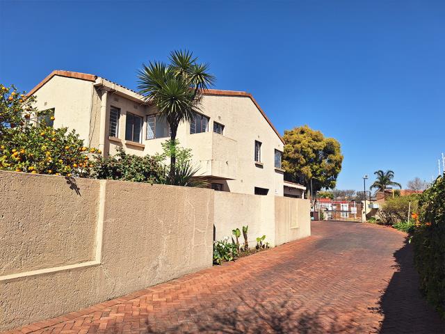 To Let 4 Bedroom Property for Rent in Lakefield Gauteng