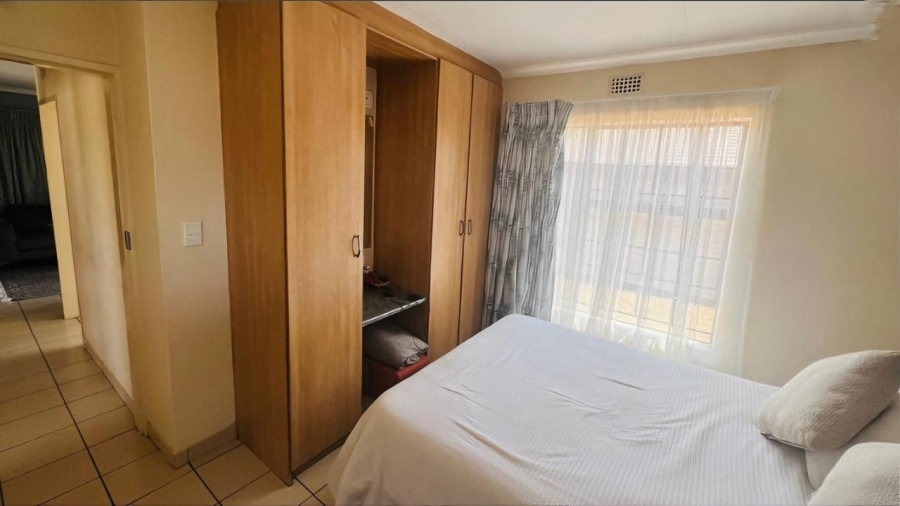 3 Bedroom Property for Sale in Clayville Gauteng