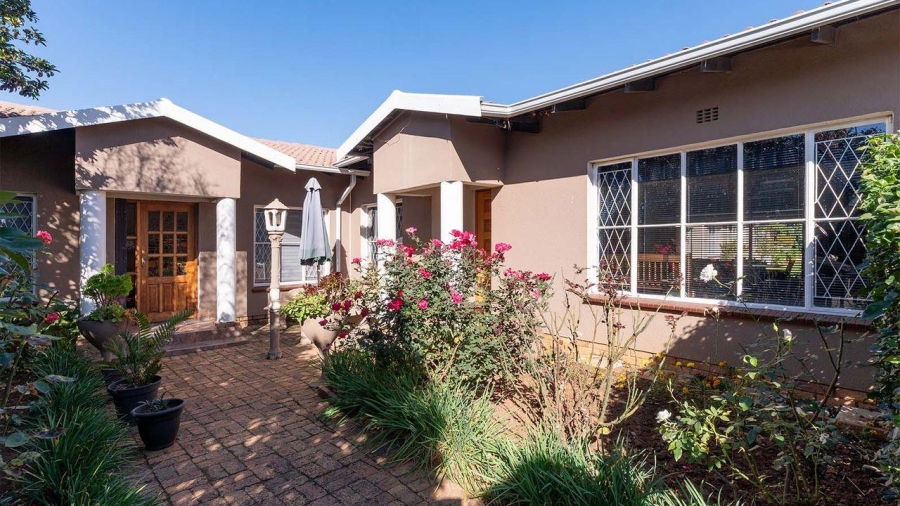 5 Bedroom Property for Sale in Van Riebeeck Park Gauteng