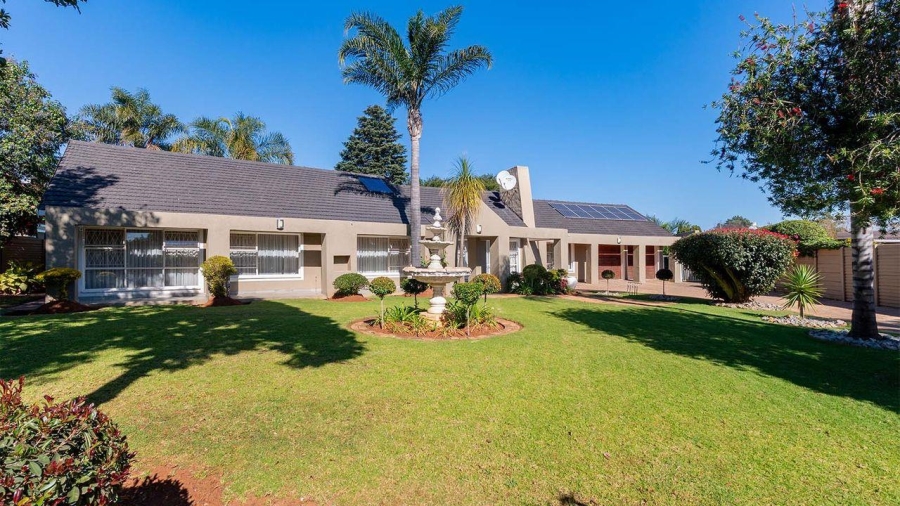 5 Bedroom Property for Sale in Glen Marais Gauteng