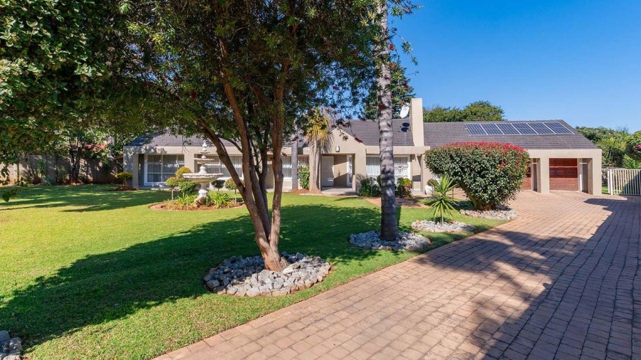 5 Bedroom Property for Sale in Glen Marais Gauteng