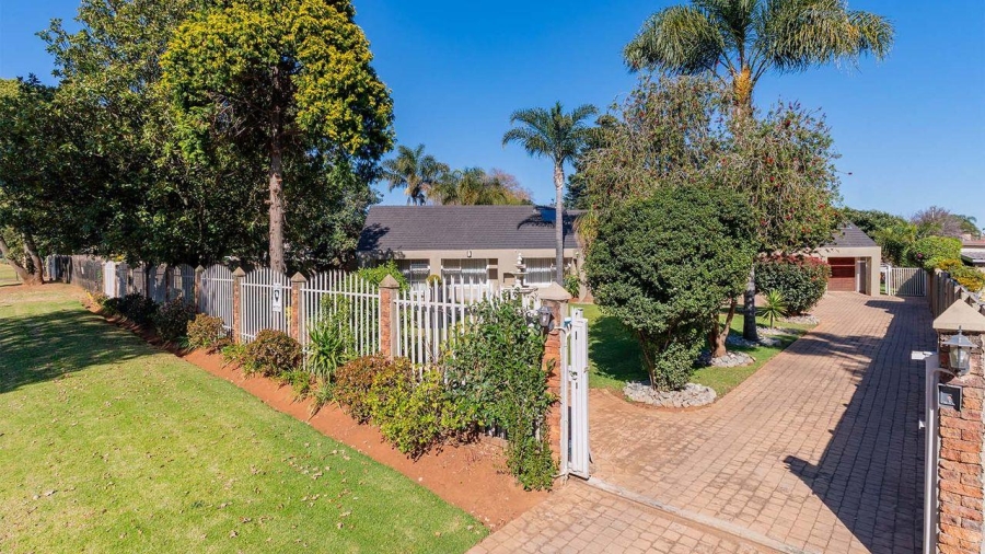 5 Bedroom Property for Sale in Glen Marais Gauteng