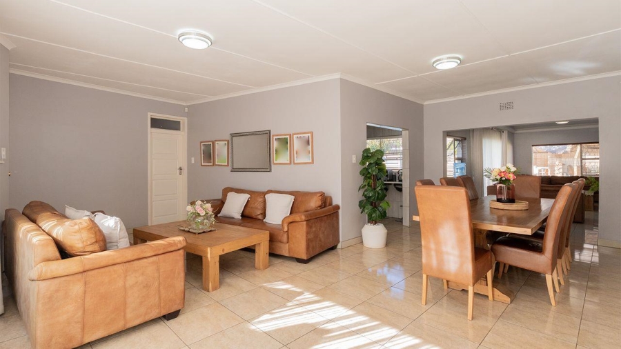 5 Bedroom Property for Sale in Glen Marais Gauteng