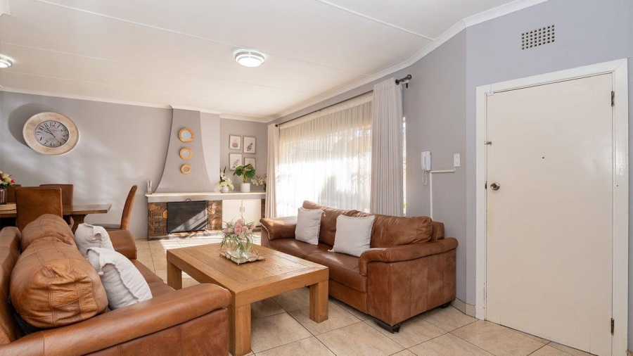 5 Bedroom Property for Sale in Glen Marais Gauteng