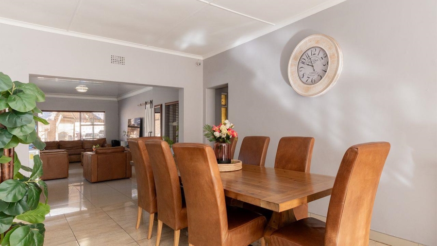 5 Bedroom Property for Sale in Glen Marais Gauteng