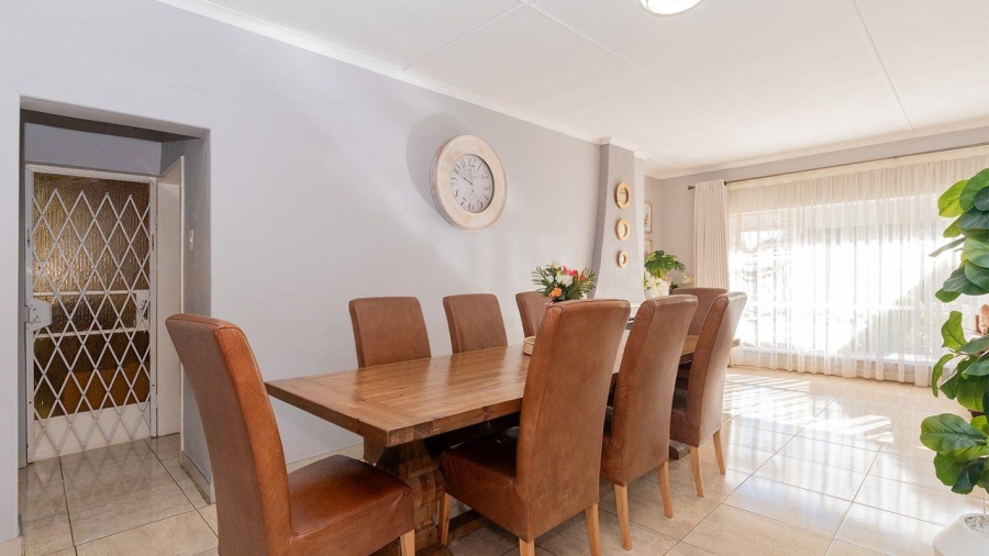 5 Bedroom Property for Sale in Glen Marais Gauteng