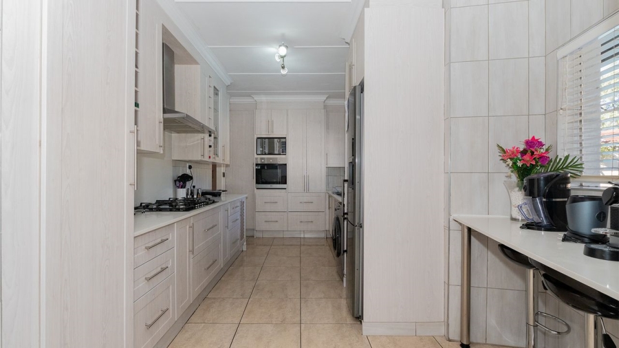 5 Bedroom Property for Sale in Glen Marais Gauteng