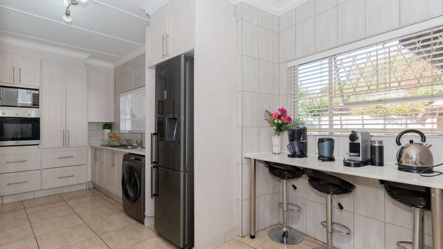 5 Bedroom Property for Sale in Glen Marais Gauteng