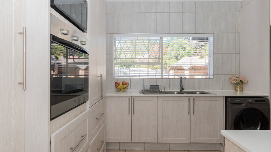5 Bedroom Property for Sale in Glen Marais Gauteng