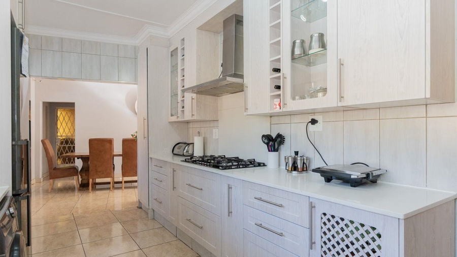 5 Bedroom Property for Sale in Glen Marais Gauteng